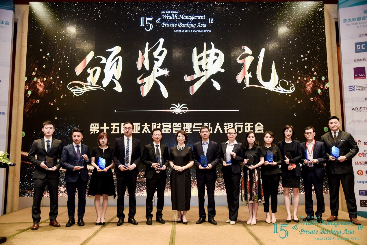 鴻坤財富深圳財富中心城市總經(jīng)理劉子源（右一）代表公司領(lǐng)獎